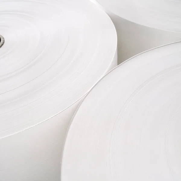 Абстрактный Вид Белых Цветных Промышленных Рулонов Бумаги — стоковое фото
