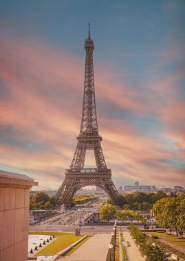 Fransa 'daki Eyfel Kulesi' nin yakın plan fotoğrafı. Güzel bir yaz gününde gün batımı.