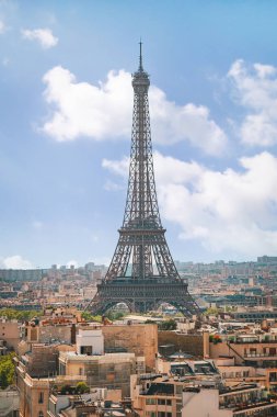 Paris, Fransa 'nın yüksek çözünürlüklü hava fotoğrafı Zafer Takı' ndan çekildi. Ön planda, Eyfel Kulesi. Bir yaz öğleden sonra Paris.