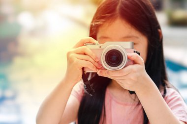 Asyalı çocuk seyahat eden konsept gösteren fotoğraf çekme kamera tutarak