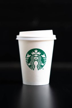 Bangkok, Tayland 26 Ağustos 2018: Starbucks kahve fincanı siyah arka plan üzerine.