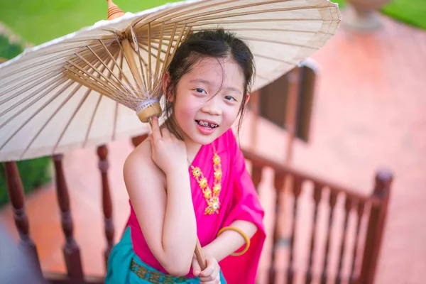 Παιδί Κορίτσι Της Ταϊλάνδης Στο Ταϊλανδικό Εθνική Φορεσιά — Φωτογραφία Αρχείου