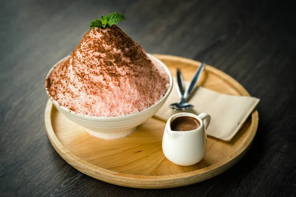 Kore tıraş buz veya Bingsu çikolata sos ile Telifsiz Stok Fotoğraflar