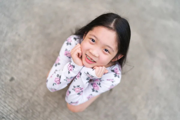 Sonriente niño asiático con frenos en los dientes — Foto de Stock