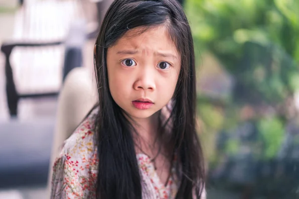 Asiatiska barn visar arga ansiktsuttryck — Stockfoto