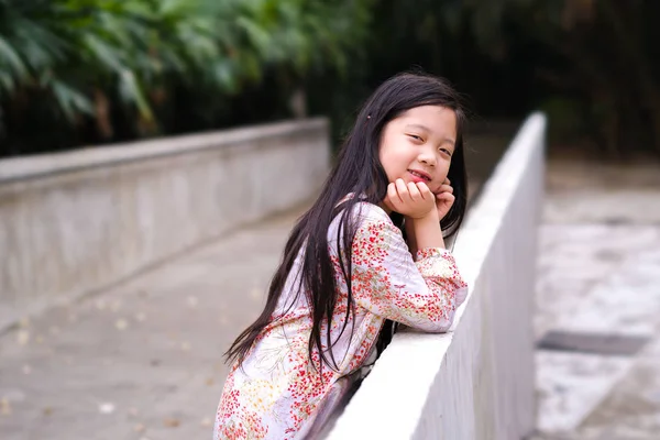 Χαμογελώντας παιδιού Ασιατισα Υπαίθριο πάρκο — Φωτογραφία Αρχείου