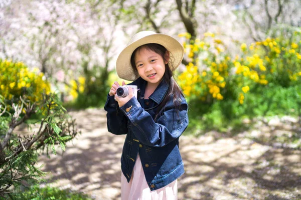 Ασιάτης/ισσα παιδί κρατώντας φωτογραφική μηχανή λήψη φωτογραφία επί Ταξιδεύοντας ταξίδι durin — Φωτογραφία Αρχείου