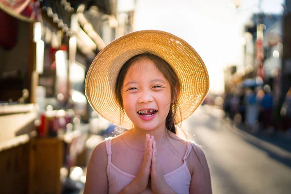 Ταϊλανδός/ή κορίτσι χαιρετισμό Sawasdee — Φωτογραφία Αρχείου