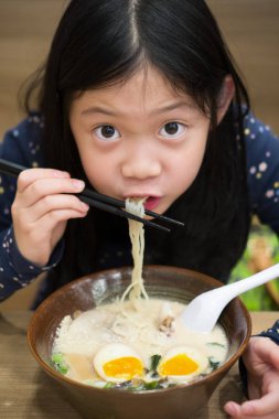 Ramen Yiyen Asyalı Çocuk veya Erişte Kasesi