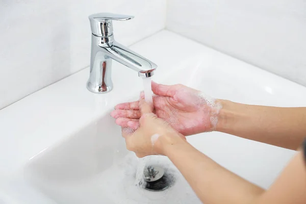 Πλύσιμο Των Χεριών Σαπούνι Κάτω Από Βρύση Καθαρό Νερό — Φωτογραφία Αρχείου