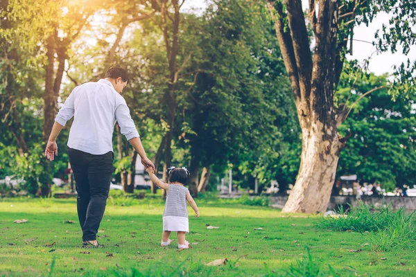 Feliz Padre Niña Caminando Parque Verano Adopción Concepto Personas — Foto de Stock