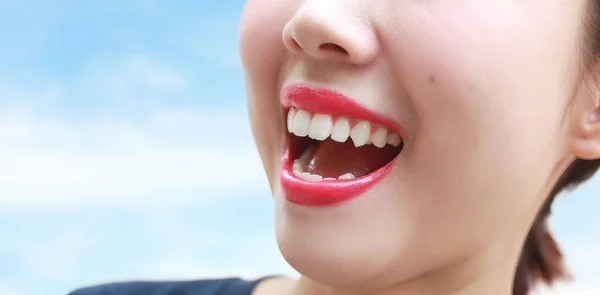 Mujer Sonrisa Boca Con Grandes Dientes Sobre Fondo Azul — Foto de Stock