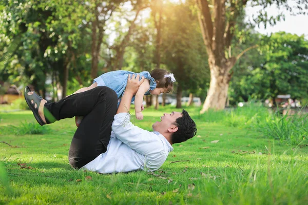 Padre Niña Juegan Tumbados Hierba Ángulo Bajo — Foto de Stock