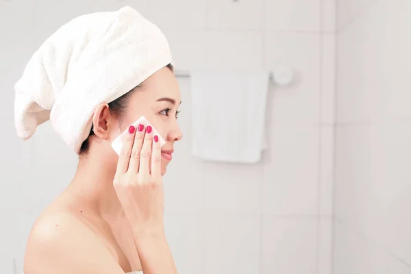 Healthy Fresh Girl Removing Makeup Her Face Cotton Pad — Stock Photo, Image