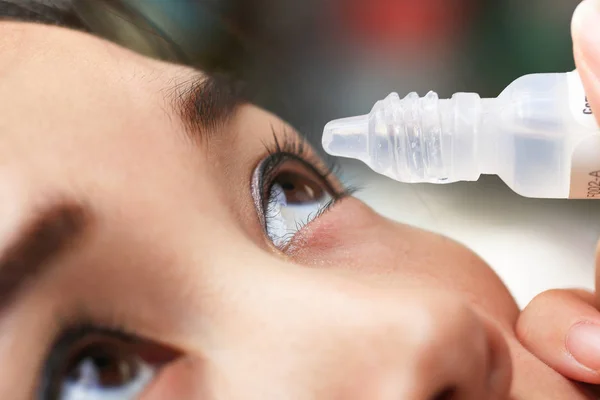 Teen Girl Drips Patient Eye Medication — Stock Photo, Image