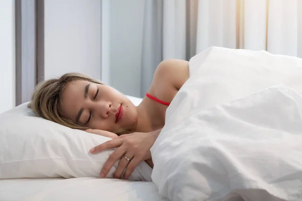 Asian Young Smiling Pretty Lady Lies Bed Indoors Eyes Closed — Stock Photo, Image