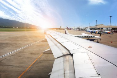 Nakhonratchasima, Tayland - 18 Mayıs 2018: Sunrise görünüm içinden zeminde Havaalanı Uçak.