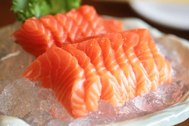 Somon çiğ sashimi buz Japon geleneksel çanak üzerinde ahşap masa üzerinde.