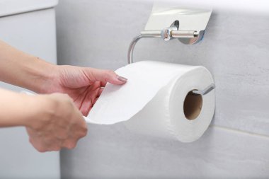 Tuvalet kağıdı kullanarak ele Close-up.