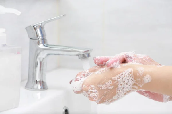 Πλένει Χέρια Σαπούνι Κάτω Από Βρύση Νερό — Φωτογραφία Αρχείου