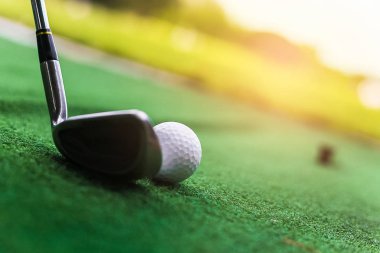 Golf Kulübü ve top yeşil çimen.