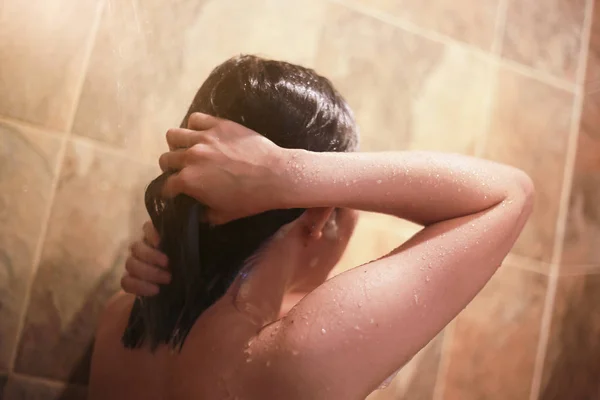 Güzel Genç Kadın Banyoda Duş Alma Sırasında Şampuan Kullanarak — Stok fotoğraf