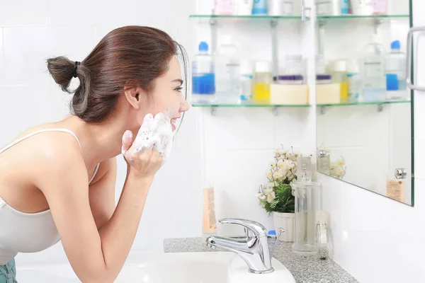 Mulher Feliz Limpa Pele Com Espuma Banheiro — Fotografia de Stock