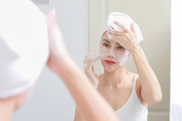 Mulher Asiática Limpeza Rosto Pele Divirta Com Espuma Limpeza Bolha — Fotografia de Stock