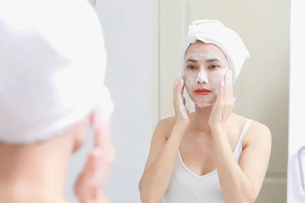 Mujer Asiática Limpiando Piel Cara Disfruta Con Espuma Limpiadora Burbujas — Foto de Stock