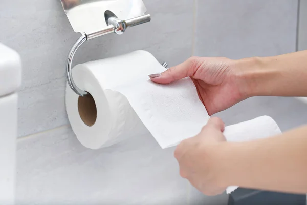 Close Hand Using Toilet Paper — Stock Photo, Image