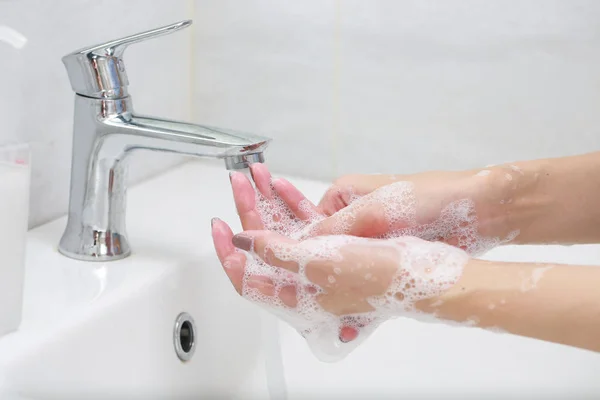 Lavarse Las Manos Con Jabón Debajo Del Grifo Con Agua — Foto de Stock