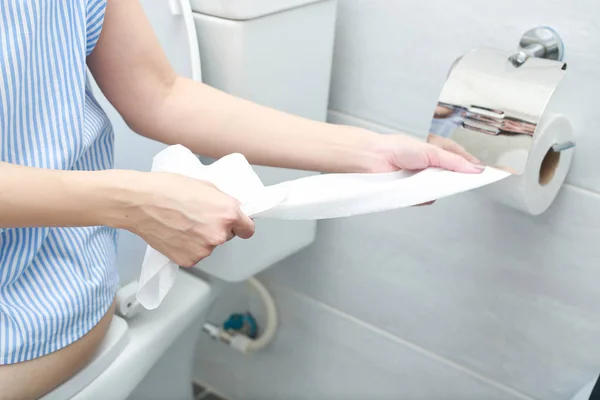 Крупный План Руки Использованием Туалетной Бумаги — стоковое фото