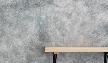 Beton duvar doku üzerinde ahşap raf.