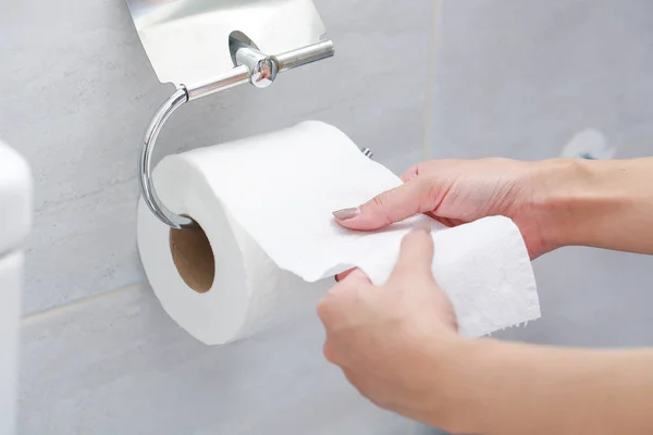 Close Hand Using Toilet Paper — Stock Photo, Image