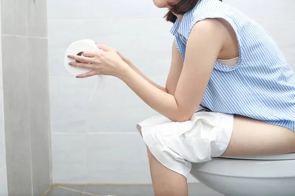 Mujer Toalla Baño Sentado Inodoro — Foto de Stock
