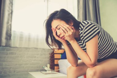 Rahat oturma odasında depresyon kadın.