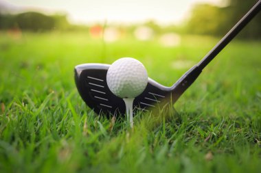 Golf Kulübü ve top yeşil çimen.