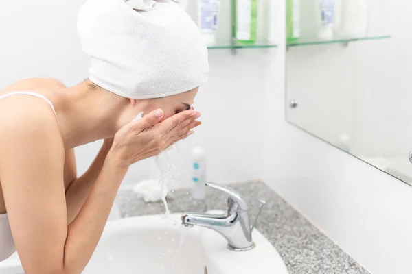 Fröhliche Frau Reinigt Die Haut Mit Schaum Waschbecken — Stockfoto
