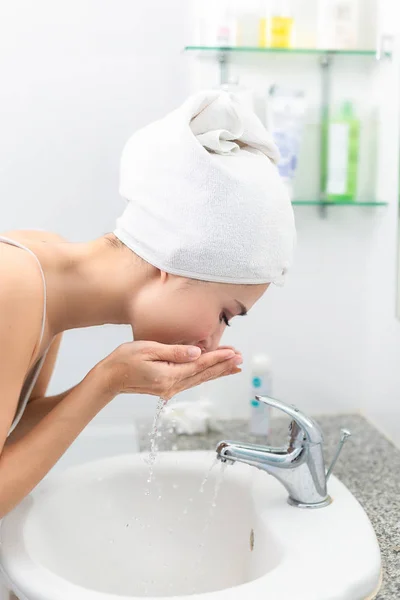 Frau Wäscht Ihr Gesicht Mit Wasser Über Badezimmer — Stockfoto