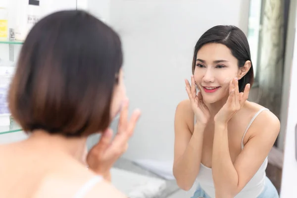 Mujer Feliz Limpia Piel Con Espuma Fregadero —  Fotos de Stock