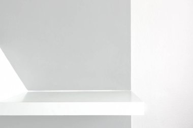 Raflar boş beyaz raf, perakende kontrplak çerçeve.