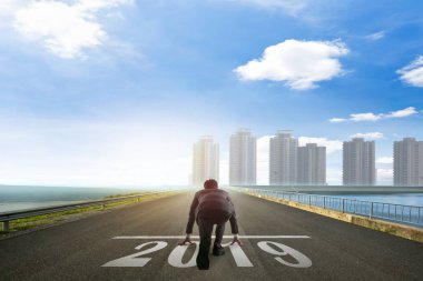 İş adamı 2019 şehre doğru koşmaya hazır. İş kavramı