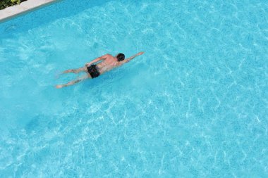 Spor erkek yüzme havuzu tatil. üstte