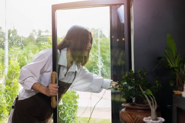 Kadın bir içecek bir mağazada seçme.