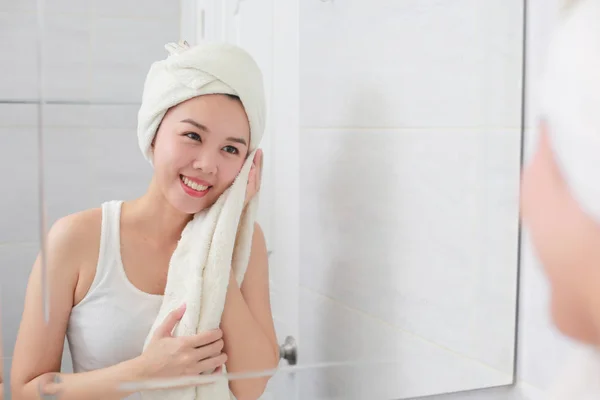 Jovem Mulher Asiática Limpando Seu Rosto Com Toalha Banheiro — Fotografia de Stock