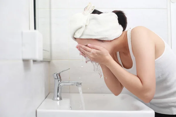 Mujer Feliz Limpia Piel Con Espuma Fregadero — Foto de Stock