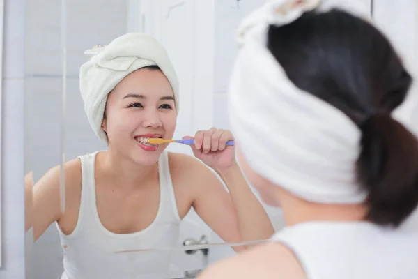 Jovem Mulher Asiática Escovando Dentes Espelho — Fotografia de Stock