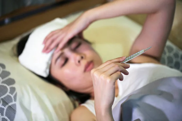 Mujer Enferma Que Tiene Gripe Con Temperatura Medición Cama — Foto de Stock