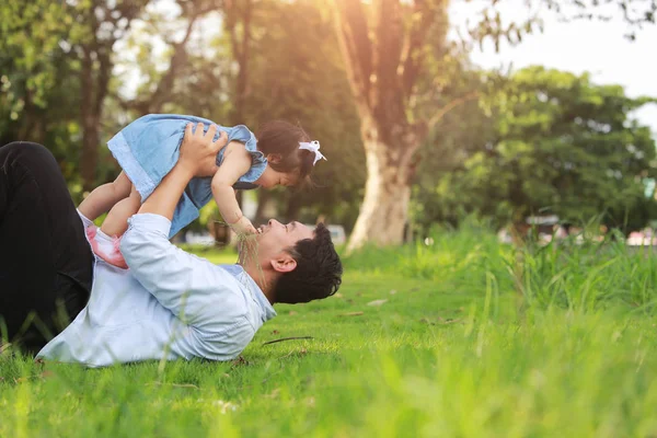 Padre Niña Juegan Tumbados Hierba Ángulo Bajo — Foto de Stock