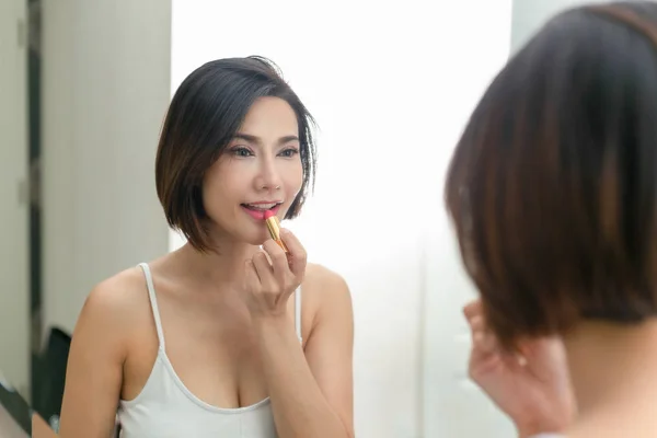 Schöne Frau Mit Schönheit Gesicht Lippen Anwendung Lippenbalsam — Stockfoto